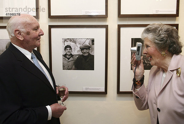 Fürstin Marianne zu Sayn-Wittgenstein-Sayn fotografiert bei derEröffnung ihrer Fotoausstellung Sayner Zeit im Schloß Sayn (Kreis Mayen Koblenz) Oschatz Hans-Carl von Friesen  der auch auf dem Foto im Hintergrund als junger Mann auf der linken Seite zu sehen ist.