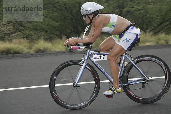 Ironman-Triathlon-Weltmeisterschaft in Kailua-Kona: Gina Kehr (USA) auf der Radstrecke in Hawaii  USA