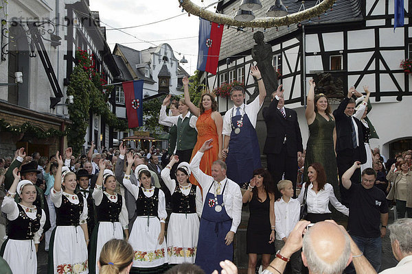Eröffnung des ältesten deutschen Weinfestes in Winningen an der Mosel  Rheinland-Pfalz  Deutschland.