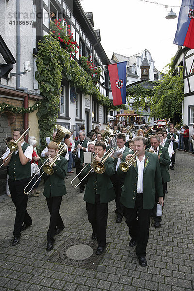 Eine Musikkapelle spielt bei der Eröffnung des ältesten deutschen Weinfestes in Winningen an der Mosel auf  Rheinland-Pfalz  Deutschland