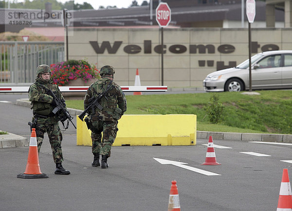 Verschärfte Sicherheitsvorkehrungen am Tor der US-Airbase Spangdahlem nach einer Bombendrohung  Rheinland-Pfalz  Deutschland  Europa