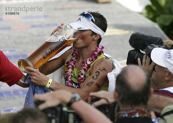 Michael Göhner (GER) bei der Ironman-Triathlon-Weltmeisterschaft im Ziel in Kailua-Kona  Hawaii USA.
