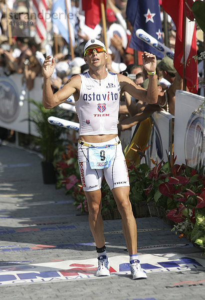 Der Triathlon-Profi Chris Lieto (USA) bei der Ironman-Triathlon-Weltmeisterschaft im Ziel in Kailua-Kona  Hawaii USA.