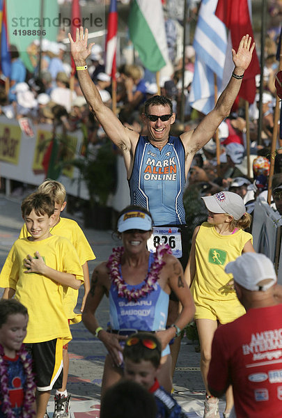 Robert Schloegel (USA) bei der Ironman-Triathlon-Weltmeisterschaft im Ziel in Kailua-Kona  Hawaii USA.