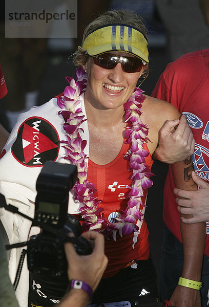 Kathrin Paetzold (GER) bei der Ironman-Triathlon-Weltmeisterschaft im Ziel in Kailua-Kona  Hawaii USA.