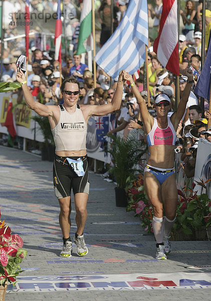 Der Triathlon-Profi Teemu Lemmettyla (FIN) und Bellinda Granger (AUS) bei der Ironman-Triathlon-Weltmeisterschaft im Ziel in Kailua-Kona  Hawaii USA.