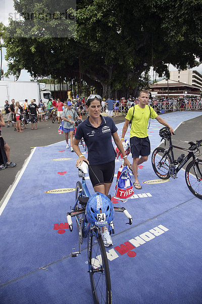 Die deutsche Triathletin Nicole Leder beim Rad-Check vor dem Ironman Hawaii 2007