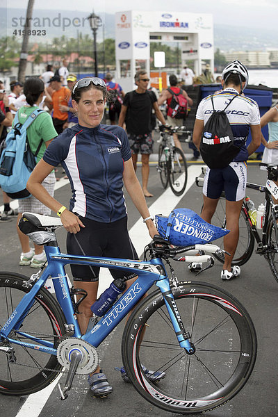 Die deutsche Triathletin Nicole Leder beim Rad-Check vor dem Ironman Hawaii 2007