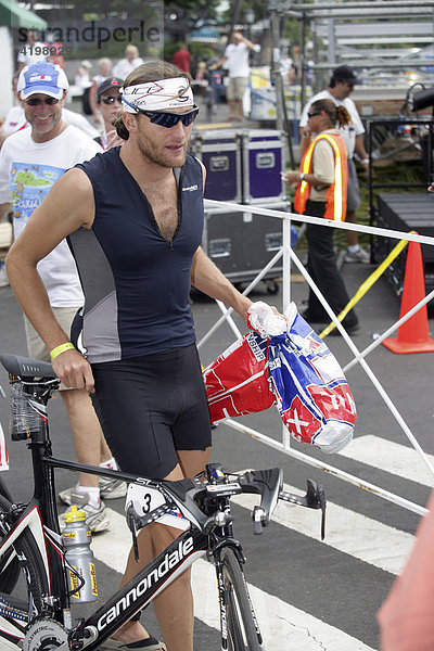 Der deutsche Triathlon-Profi Faris Al-Sultan beim Rad-Check vor dem Ironman Hawaii 2007