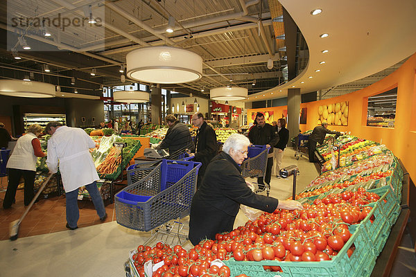 Gemüseauslage im Supermarkt
