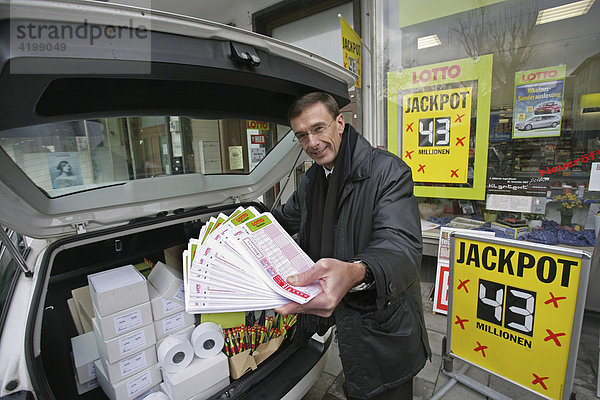 Toni Schweizer  Leiter der Bezirksdirektion von Lotto Rheinland-Pfalz  hat einen Schnell-Lieferservice für Lottoscheine eingerichtet. wenn in der Zeit der hohen Jackpots in einer Annahmestelle die Scheine knapp werden  bringen er und seine Mitarbeiter unverzüglich Nachschub.