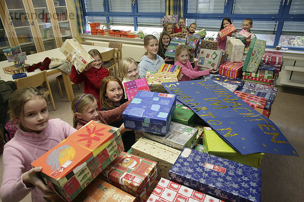 Kinder der Grundschule Weissenthurm packen Geschenke ein für die bundesweite Hilfsaktion Weihnachten im Schuhkarton  Rheinland-Pfalz  Deutschland