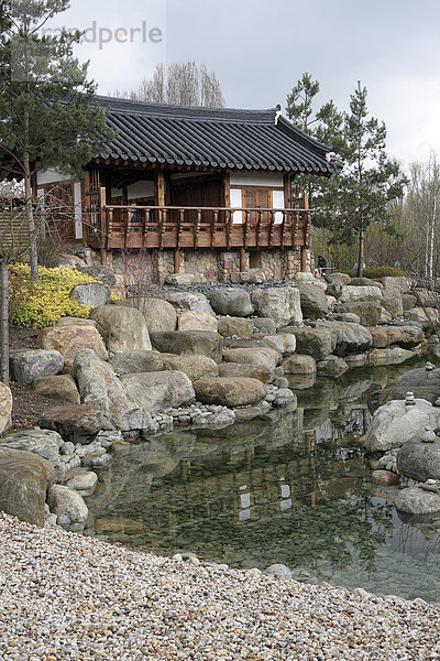 Kye Zeong-Pavillon  Gartenpavillon  am Wasser im koreanischen Seouler Garten  Gärten der Welt  Berlin Marzahn  Deutschland  Europa