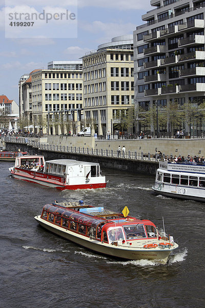 Sightseeingboote unterwegs auf der Berliner Spree in Mitte  Deutschland  Europa