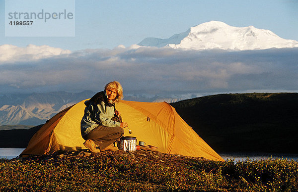 Campen vor dem höchsten Berg Nordamerikas  dem Mt. McKinley im Denali Nationalpark  Alaska