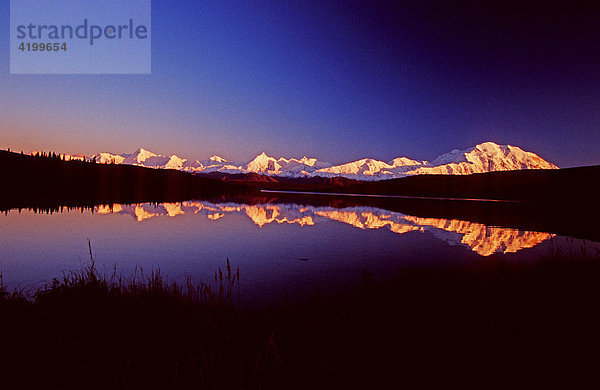 Mt. McKinley  der höchste Berg Nordamerikas reflektiert im Morgenlicht im Wonder Lake  Denali N.P.  Alaska  USA