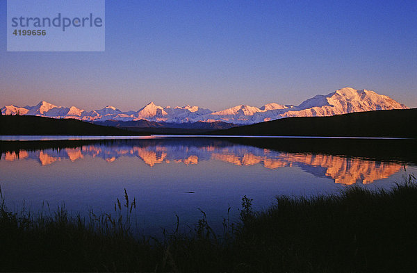 Mt. McKinley reflektiert im ersten Morgenlicht im Wonder Lake  Denali N.P.  Alaska  USA