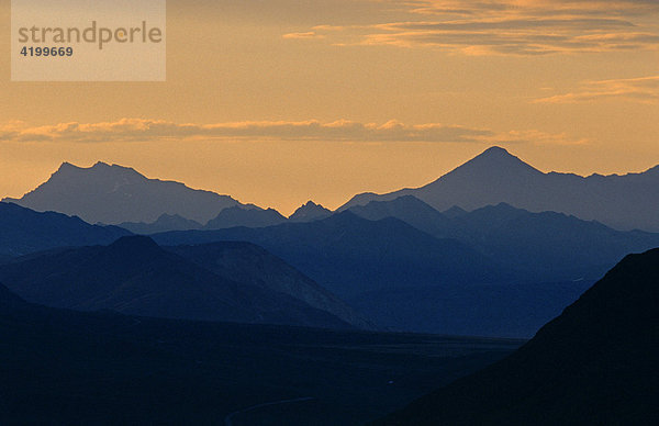 Die Berge der Alaska Range im Abendlicht  Denali N.P.  Alaska  USA