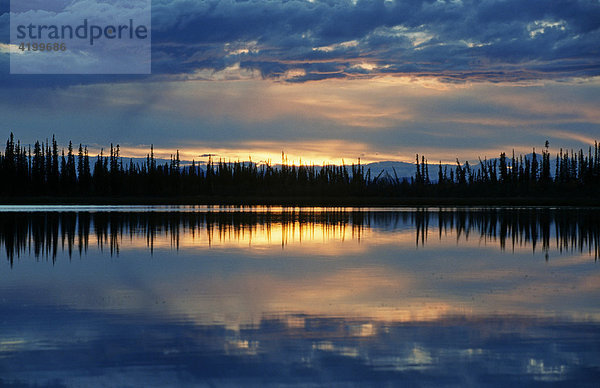 Sonnenuntergang reflektiert sich in einem See - Südost Alaska