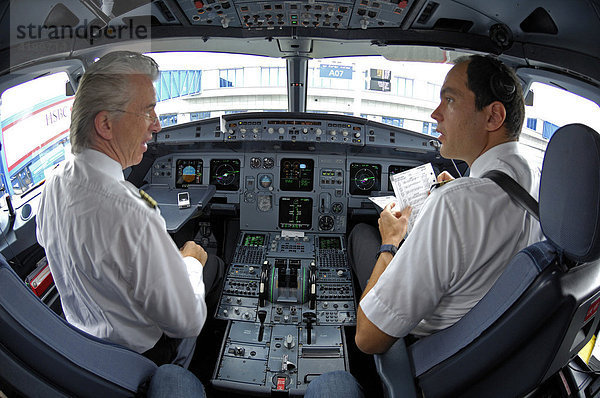 Piloten im Cockpit eines Airbus 321 beim Briefing vor dem Start