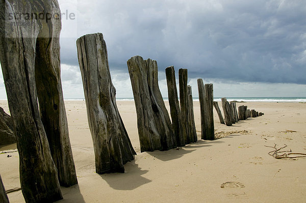 Wellenbrecher am Strand in der Bretagne  Frankreich