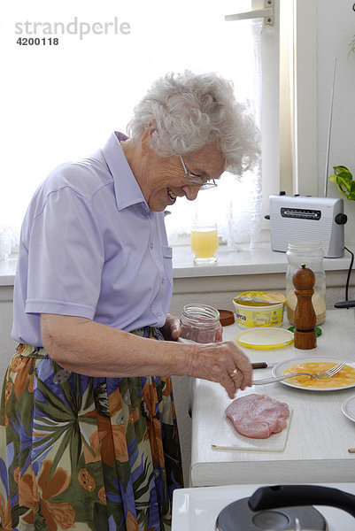 Seniorin bereitet Mittagessen vor
