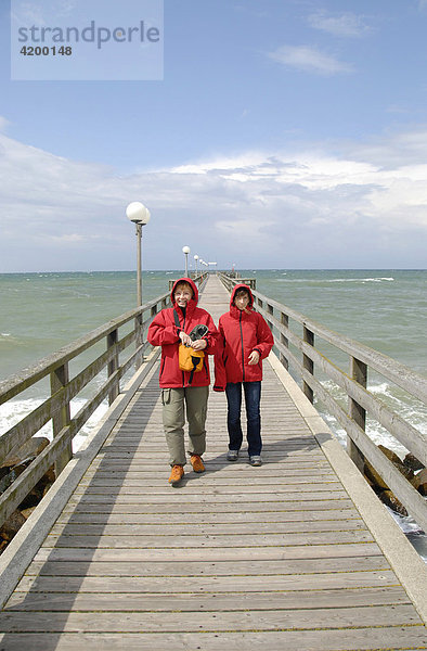 Touristen auf der Seebrücke im Ostseebad Wustrow  Ostseeküste  Fischland  Darß  Zingst  Mecklenburg-Vorpommern  Deutschland