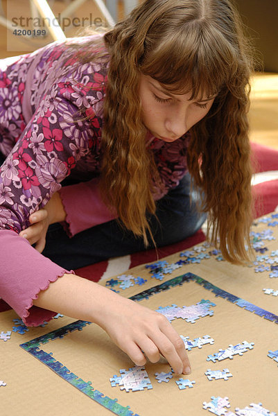 Mädchen beim Puzzlen