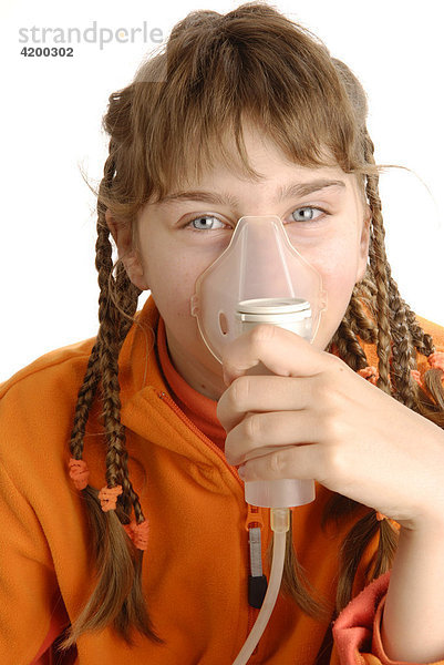 Mädchen inhaliert mit Inhalator