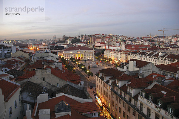 Abendlicher Blick vom Elevador de Santa Justa historischer Fahrstuhl  Lissabon  Portugal