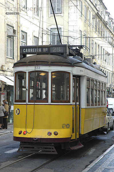 Die Electrico28 ist die traditionelle Straßenbahn Lissabons  Lissabon  Portugal