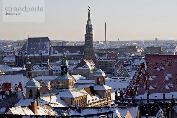 Blick von der Burg auf die verschneite Stadt in Richtung Altes Rathaus und Lorenzkirche Nürnberg  Bayern  Deutschland