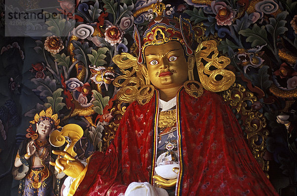 Statue des Padmasambhava ( Guru Rinpoche ) auf dem Altar des bhutanesischen Tempels in Bodhgaya  Bihar  Indien
