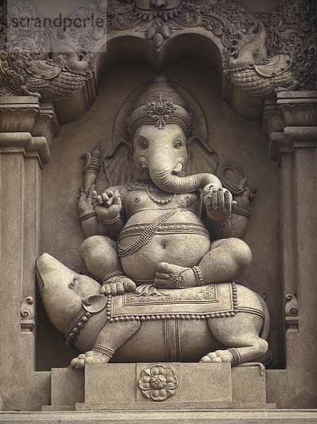 Ganesha auf seinem Vahana ( Fahrzeug / Reittier )  der Ratte. Skulptur an der Fassade des Kelaniya-Tempel  Sri Lanka