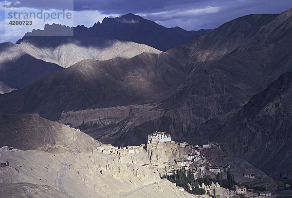 Blick auf das Kloster Lamayuru ( Lamayuru Gompa )  Ladakh  Jammu & Kashmir State  Indien