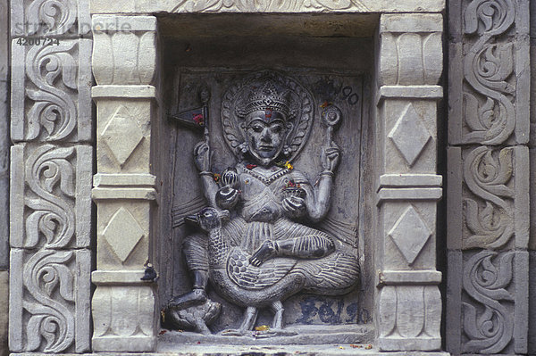 Detail der Fassade eines der Chamba-Tempel ( die Figur stellt entweder Skanda / Karttikeya dar  Reittier Pfau oder Brahma  Reittier / Wildgans ) Chamba  H.P. ( Himachal Pradesh )  Indien