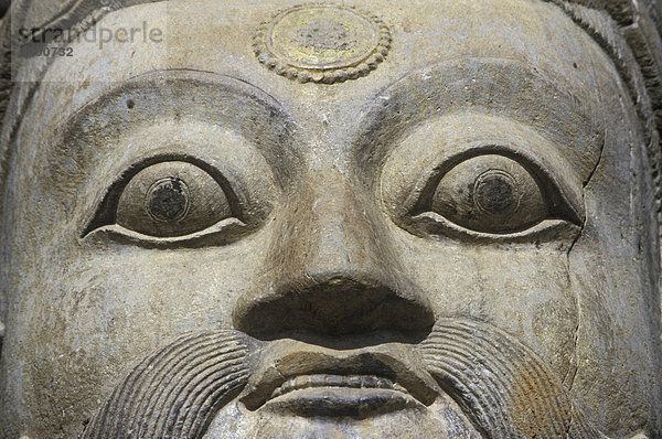 Steinernes Gesicht eines Wächters ( legendärer Ringer ) am Anfang der Treppe des Nyatapola-Tempels  Bhaktapur  Nepal