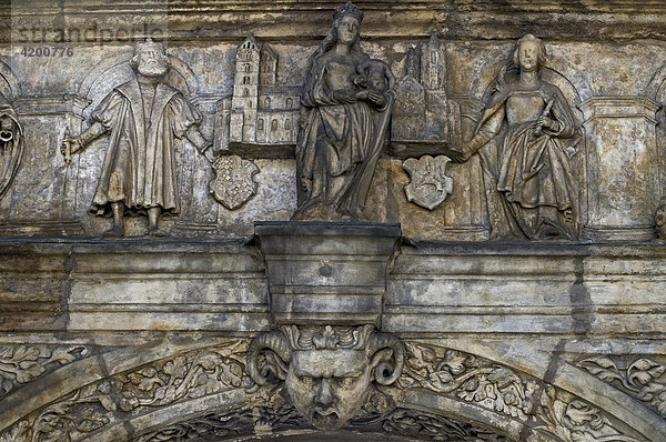Relief der Domgründer ( Kaiser Heinrich II und Kaiserin Kunigunde ) über dem Portal der Alten Hofhaltung  Bamberg  Franken  Bayern  Deutschland