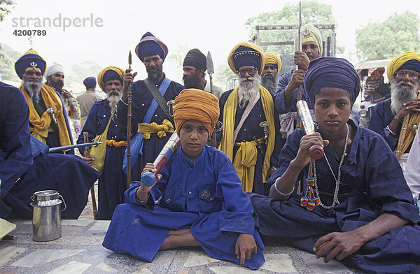 Junge und alte Nihang in Anandpur Sahib  Punjab  Indien