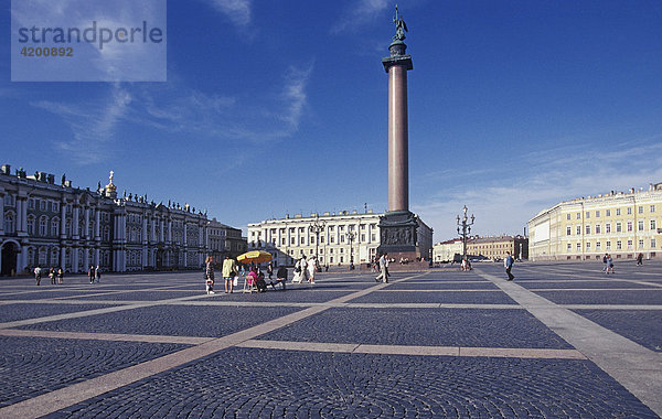 Schlossplatz mit Alexandersäule  St. Petersburg  Russland  Osteuropa  Europa