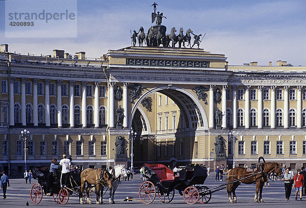 Schlossplatz  Triumphbogen  St. Petersburg  Russland  Osteuropa  Europa