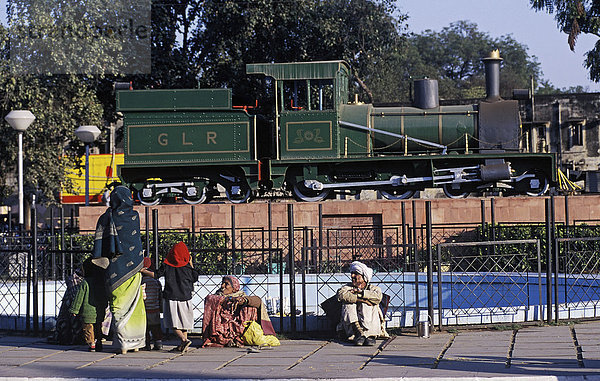 Kleine Dampflok (Ausstellungsstück) vor dem Bahnhof von Gwalior  Madhya Pradesh  Indien  Südasien  Asien