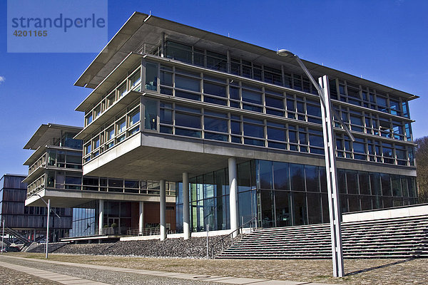 Moderne Bürogebäude an der Elbe in Hamburg Neumühlen  Hafen  Hamburg  Deutschland