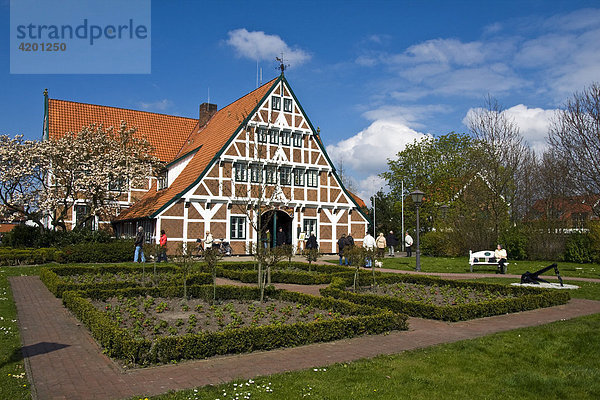 Rathaus der Gemeinde Jork  historisches Fachwerkhaus im Alten Land  Altes Land  Jork  Niedersachsen  Deutschland  Europa