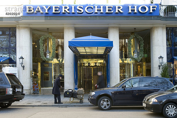Portier arbeitet vor Hotel Bayerischer Hof München Bayern Deutschland