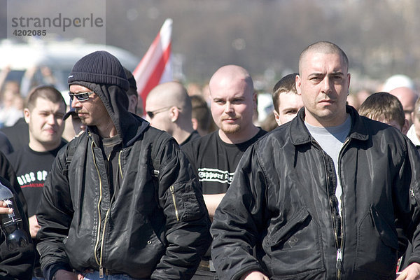 Neonazis bei einer Demonstration der NPD auf der Theresienwiese München Bayern Deutschland