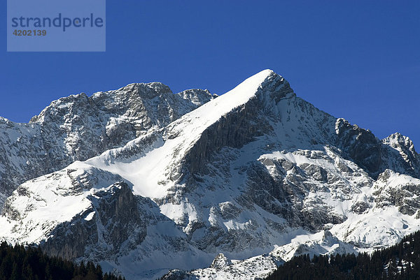 Schneebedeckte Berge über Garmisch-Partenkirchen Alpspitze in der Mitte Bayern Deutschland