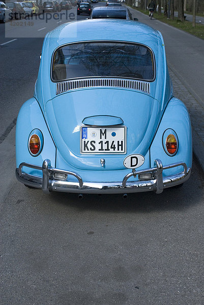 VW Käfer in hellblau  geparkt - bitte Nummernschild unkenntlich machen bei Veröffentlichung