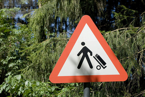 Verkehrsschild Vorsicht Golfspieler überqueren die Strasse Oberbayern Bayern Deutschland
