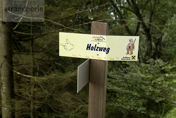 Hinweisschild an Wanderweg Holzweg Zillertal Tirol Österreich